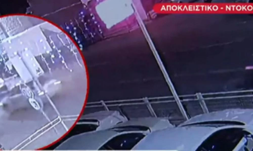 Σαν αστυνομική ταινία: Πήγε να σηκώσει λεφτά από το ΑΤΜ και του "βούτηξαν" το αμάξι - Κρεμάστηκε από το… καπό
